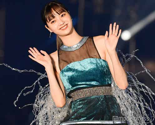 新川優愛、“ペットボトルドレス”で美脚披露<TGC北九州2019>