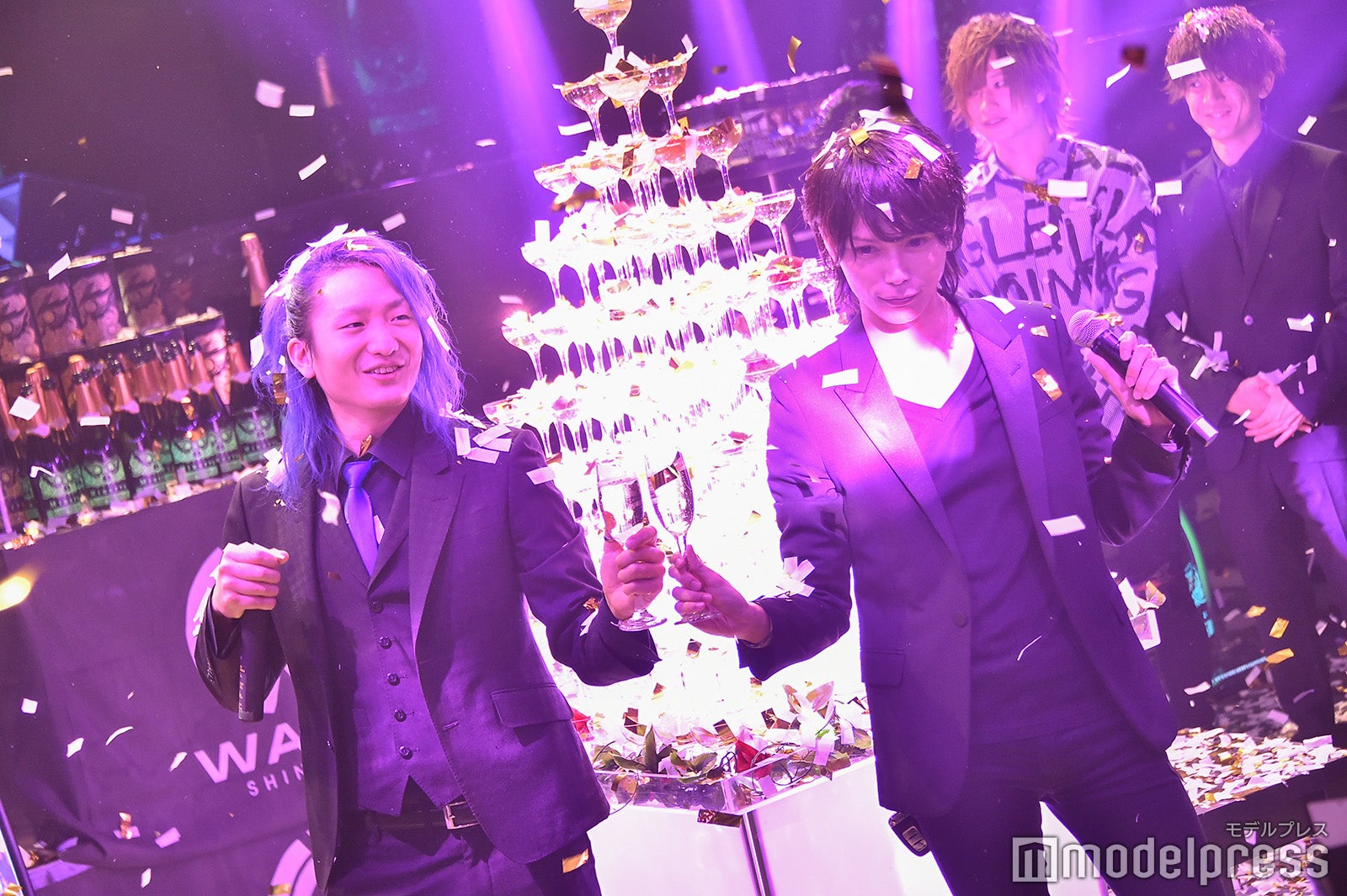 （左から）DJ社長、愛夢路澪（C）モデルプレス