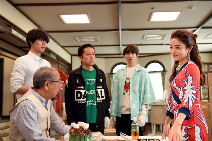 (手前左から)岸部一徳、石原さとみ(奥左から)福士蒼汰、勝村政信、志尊淳/『Heaven?~ご苦楽レストラン~』より(C)TBS