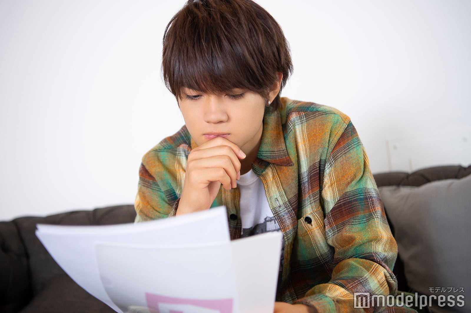 「難しいなぁ―！」と言いながら真剣に答えてくれました （C）モデルプレス