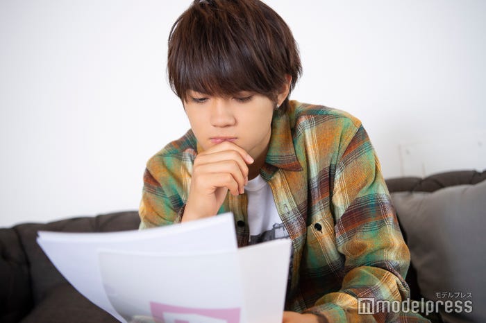 「難しいなぁ―!」と言いながら真剣に答えてくれました (C)モデルプレス