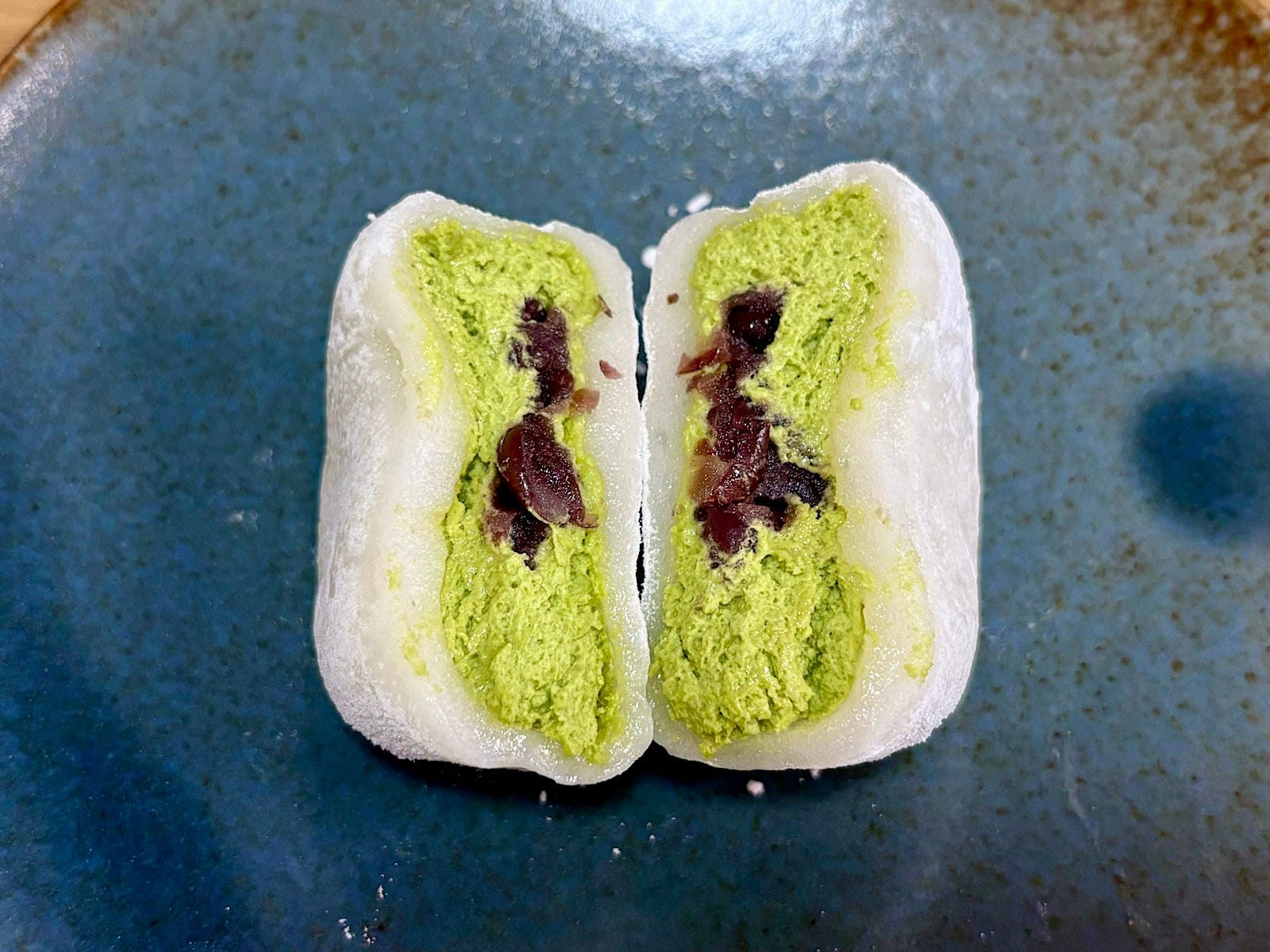 やわらかな生地は、とろけるような食感! 宇治抹茶クリームがたっぷりと詰まっています