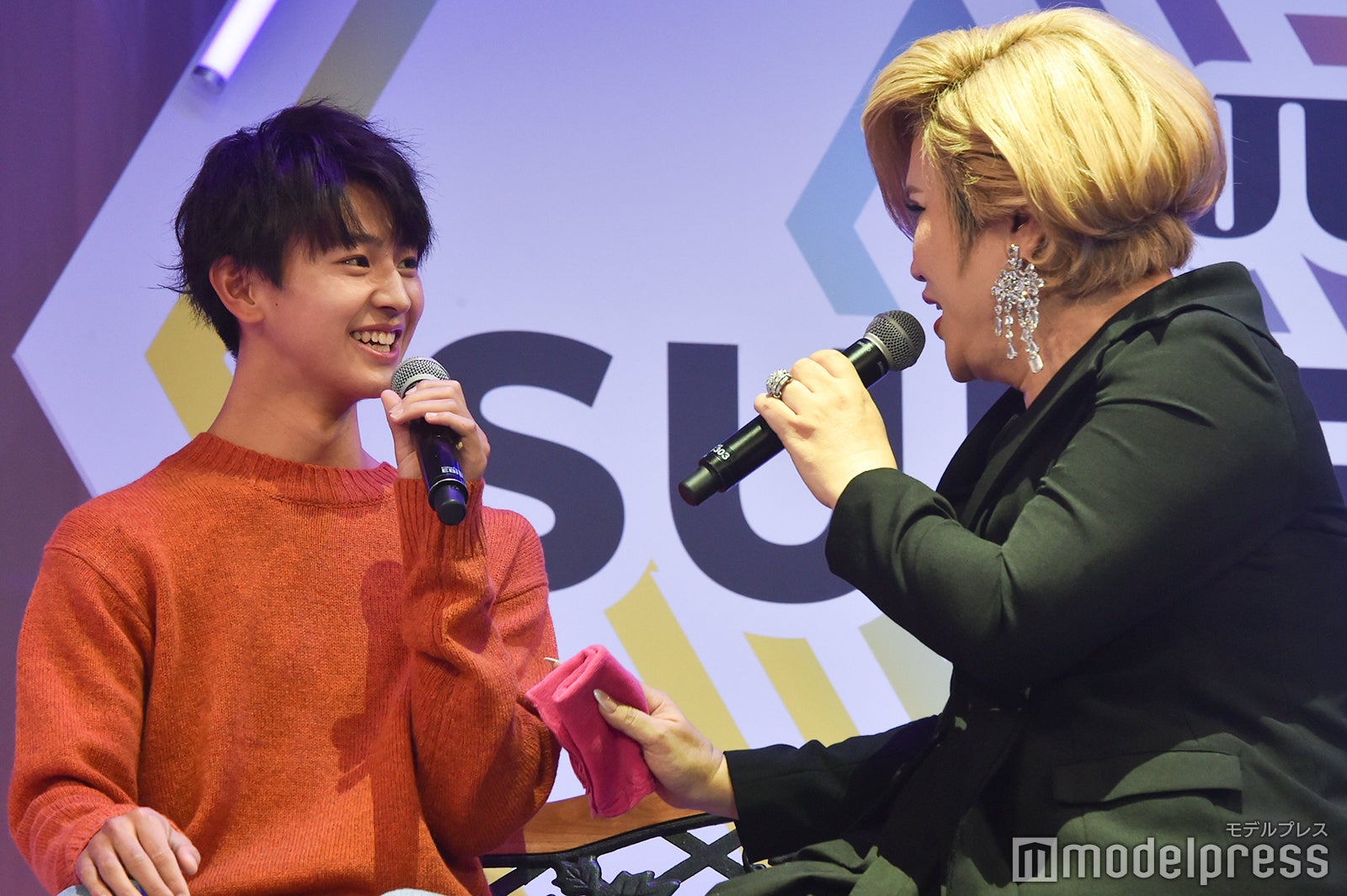 IKKO相手に告白パフォーマンスを行う藤本洸大さん （C）モデルプレス