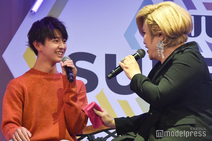 IKKO相手に告白パフォーマンスを行う藤本洸大さん (C)モデルプレス