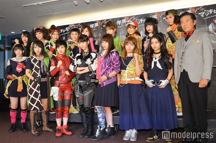 (後列左から)野村奈央、後藤萌咲、中西智代梨、西野未姫、込山榛香、茂木忍、湯本亜美、福岡聖菜、小田えりな(前列左から)佐々木優佳里、高橋朱里、岡田奈々、柏木由紀、小嶋真子、大島涼花、田野優花、西岡徳馬(C)モデルプレス