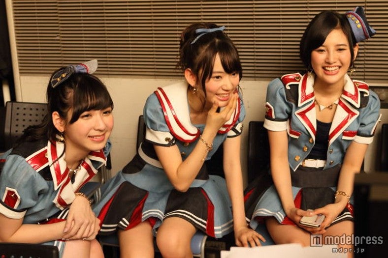 アリスを意識した衣装（C）AKS