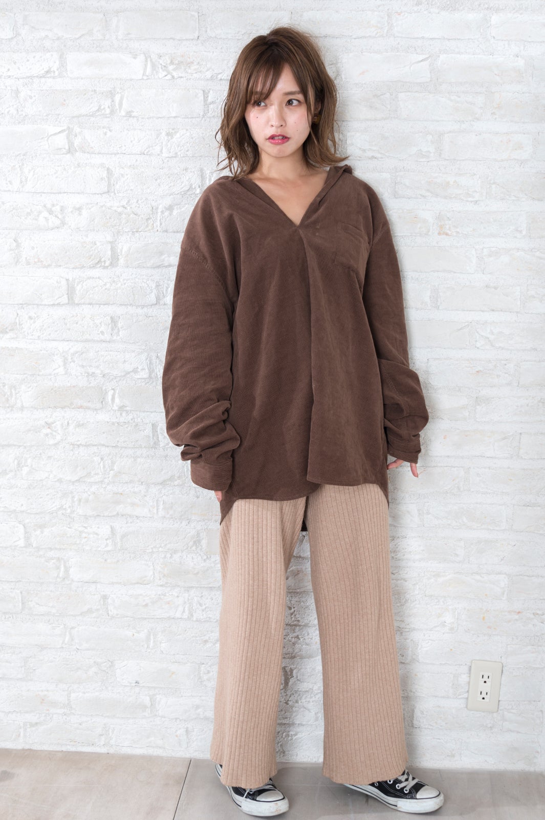 ゆったりしたシルエットでニットパンツを着こなす田畑さん