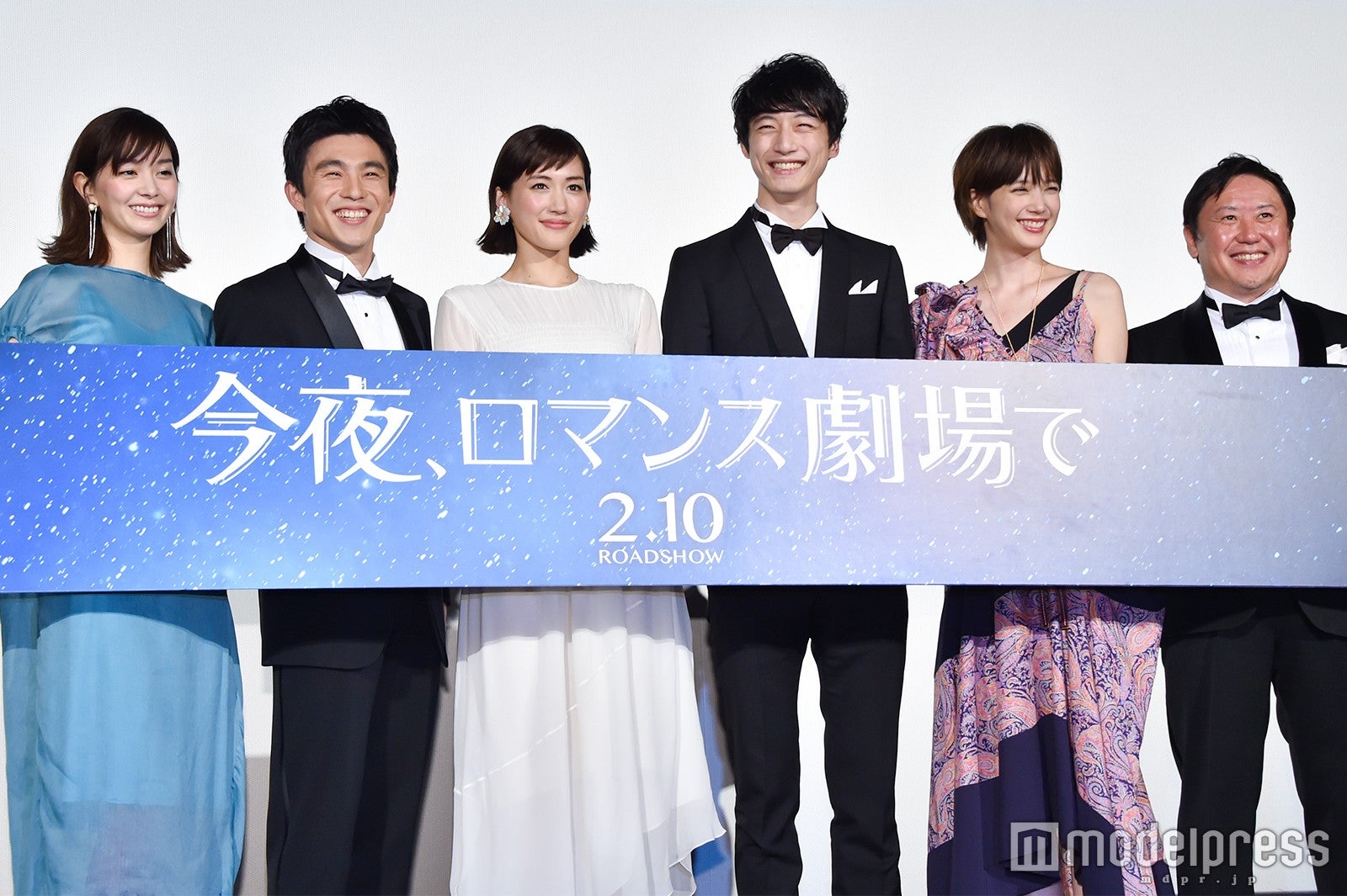 （左から）石橋杏奈、中尾明慶、綾瀬はるか、坂口健太郎、本田翼、武内英樹監督（C）モデルプレス