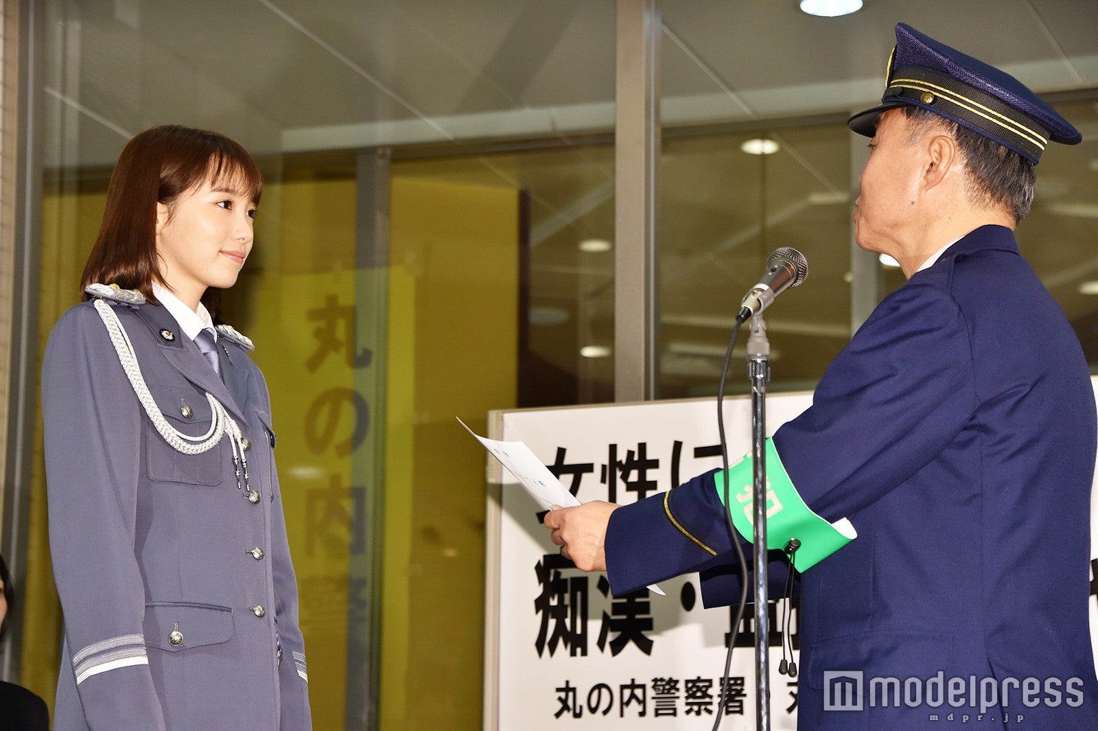 飯豊まりえ（左） （C）モデルプレス