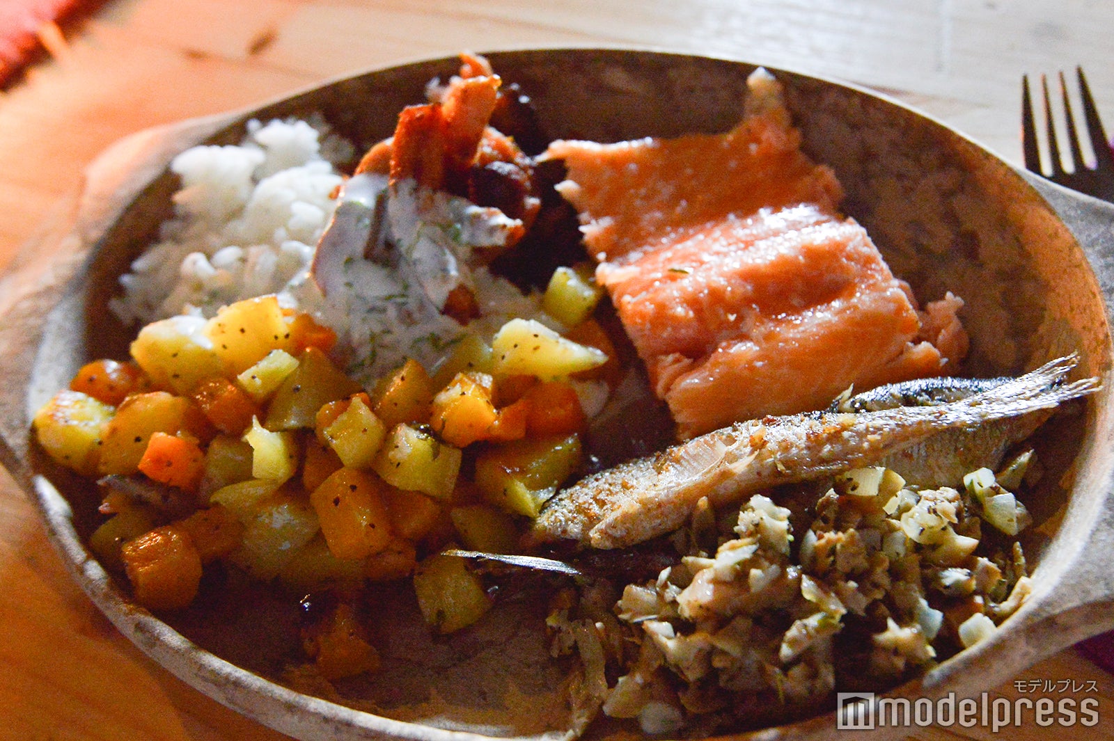 採れたての野菜やきのこ、サーモンで作った家庭料理 （C）モデルプレス