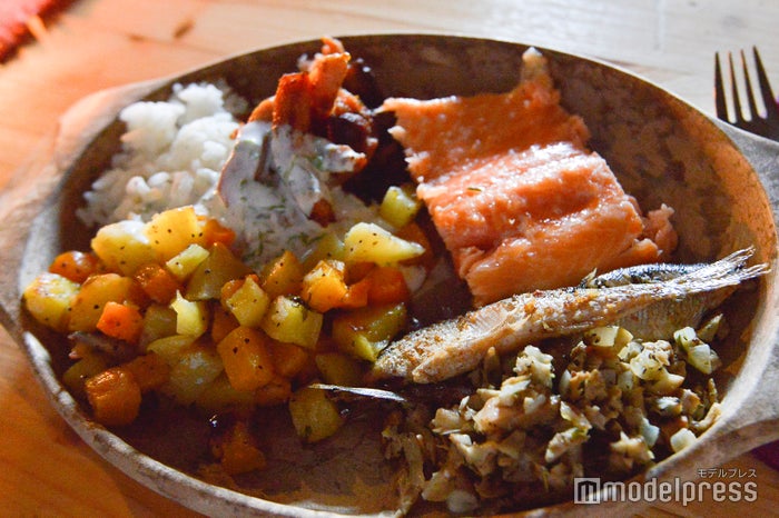 採れたての野菜やきのこ、サーモンで作った家庭料理 （C）ビューティーガール