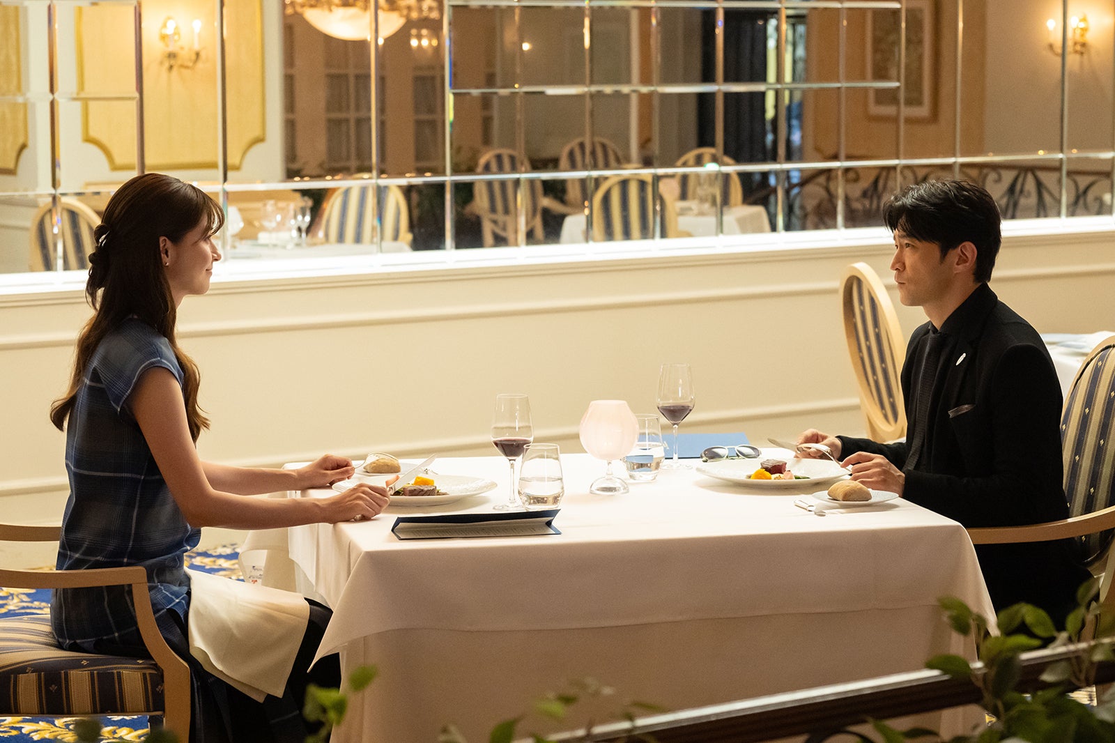 松本若菜、津田健次郎「西園寺さんは家事をしない」第5話より（C）TBS