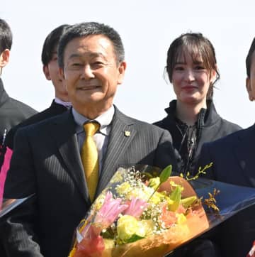 調教師引退セレモニーに根本師の愛弟子・藤田菜七子さんも参加