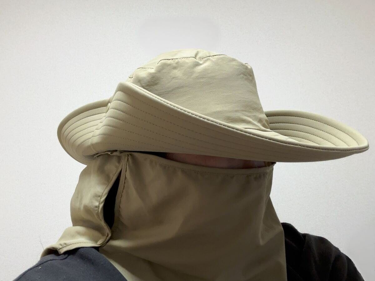 ネックカバーハット　つば上げ時