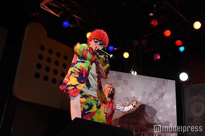 渋谷のカリスマ あっくん スタッフからアーティストへ パーティーロックで会場沸かす モデルプレス