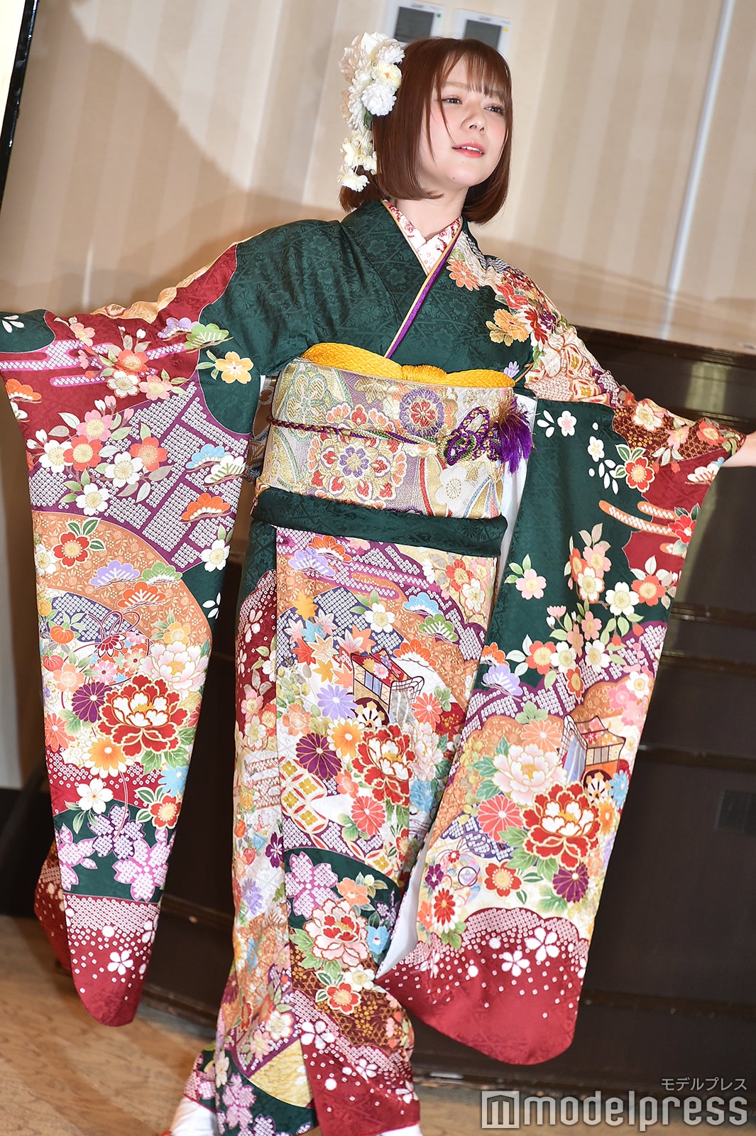 色んなポーズをとる村重杏奈／AKB48グループ成人式記念撮影会 （C）モデルプレス