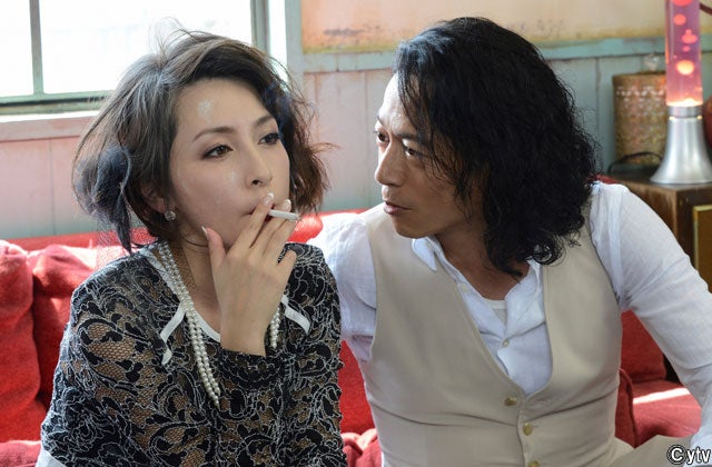 奥菜恵 シースルー衣装でくわえタバコ 三上博史主演ドラマにゲスト出演 モデルプレス