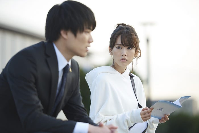 鈴木伸之、桐谷美玲(C)2017 「リベンジgirl」製作委員会