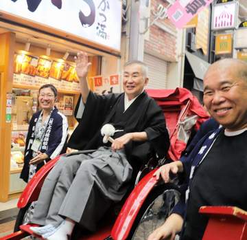 桂文枝、赤い人力車で天神橋筋商店街をお練り 繁昌亭20周年「活気を取り戻したい」決死のギャグは不発！？