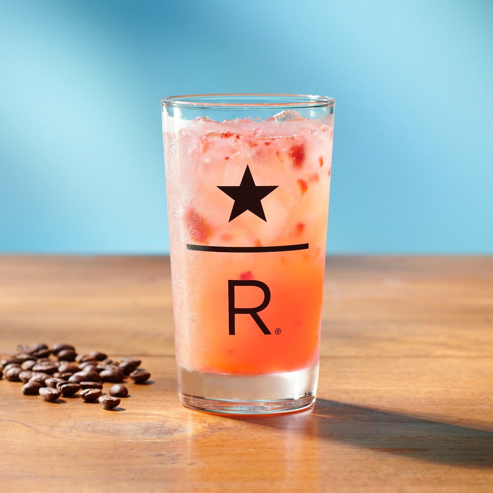 コーヒーエイド ストロベリー ブリーズ持ち帰り価格1,021円、店内価格1,040円／画像提供：スターバックス コーヒー ジャパン