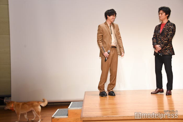 シロの退場を見送ってニッコリの福士蒼汰&桐谷健太 (C)モデルプレス