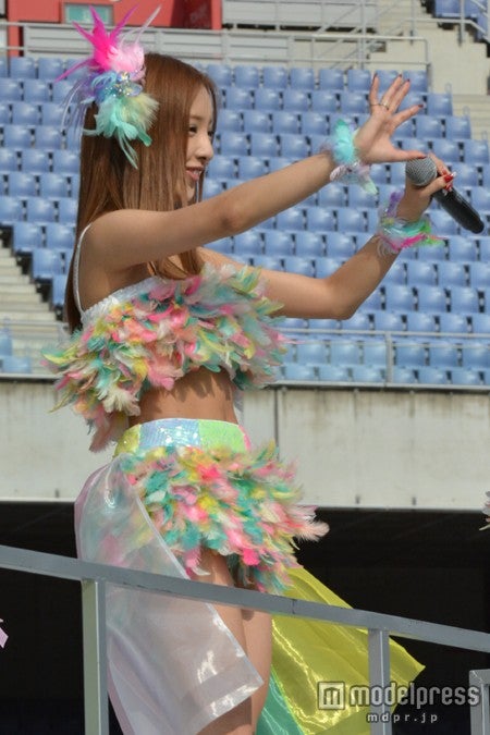 11位を獲得した板野友美／「AKB48 スーパーフェスティバル ～日産スタジアム、小（ち）っちぇっ！小（ち）っちゃくないし！！～」のライブパフォーマンスの様子