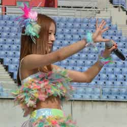 11位を獲得した板野友美／「AKB48 スーパーフェスティバル ～日産スタジアム、小（ち）っちぇっ！小（ち）っちゃくないし！！～」のライブパフォーマンスの様子