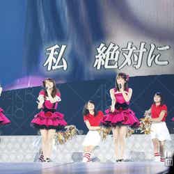 「アイドルなんて呼ばないで」を歌唱するメンバーたち(C)AKS