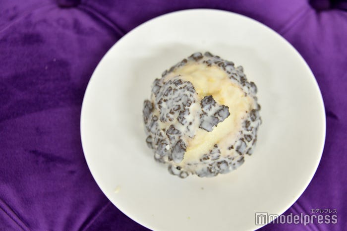 白いブラックサンダー クッキー&クリームシュー(C)モデルプレス