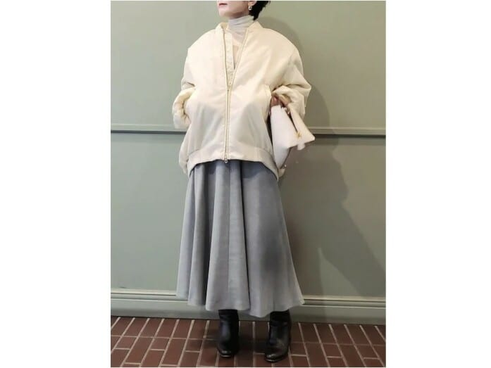 少し後ろが長めのブルゾンなら収まりもよく取り入れやすい　出典：WEAR