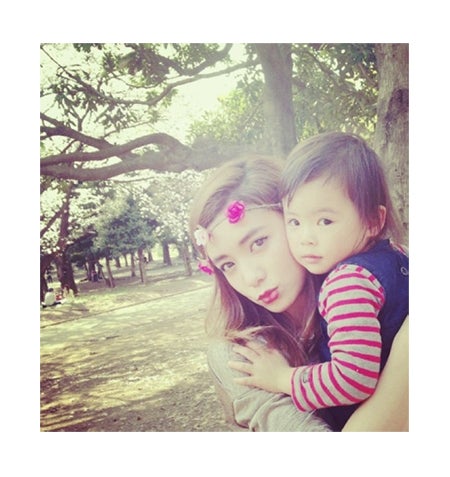 昨年4月に公開した娘との2ショット／オフィシャルブログ（Ameba）より