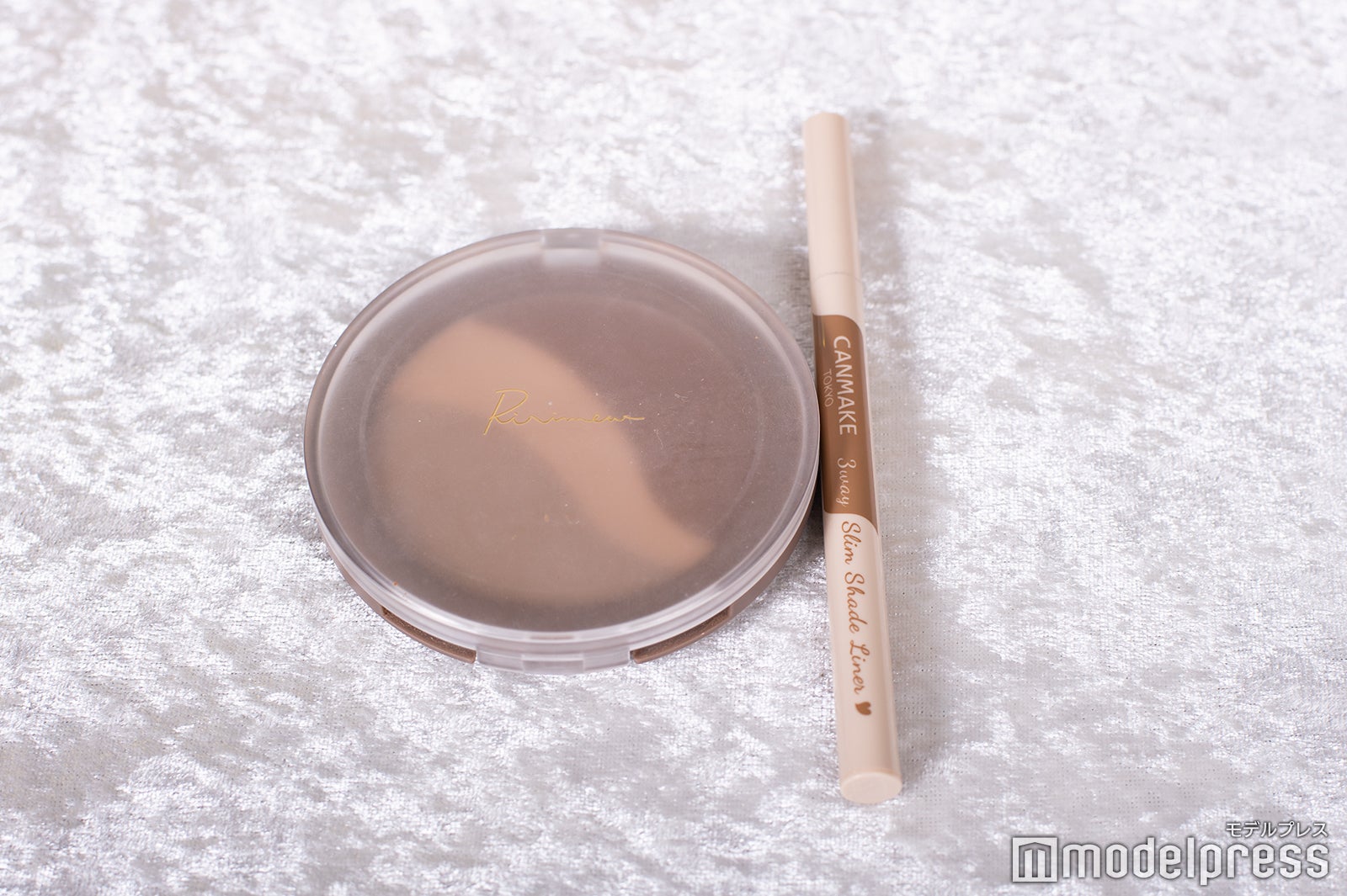シェーディング（左から）Ririmew シアーマットシェーディング 01 グレージュトーン、CANMAKE 3wayスリムシェードライナー 02 アッシュブラウン（C）モデルプレス