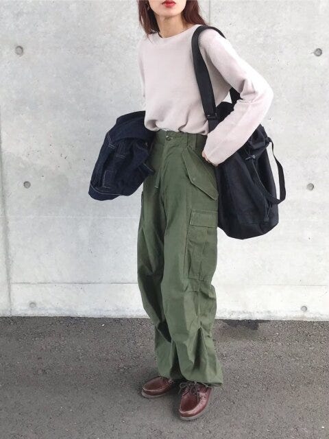 レディース　コーディネート　コーデ　着こなし　トレンド　おしゃれ　お洒落　オシャレ　2023　春　カーゴパンツ　パンツ　ニット　セーター