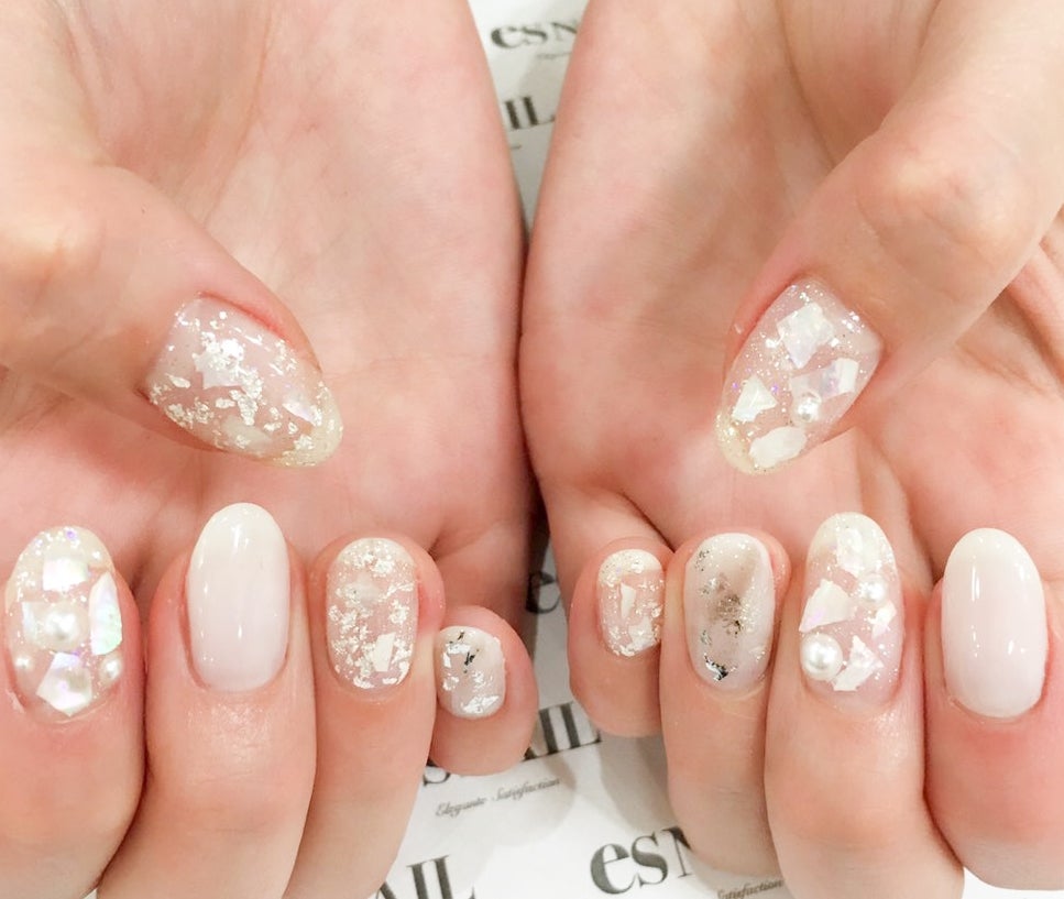 派手になりがちなホイルデザインも白ならスタイリッシュに（画像提供：esNAIL）