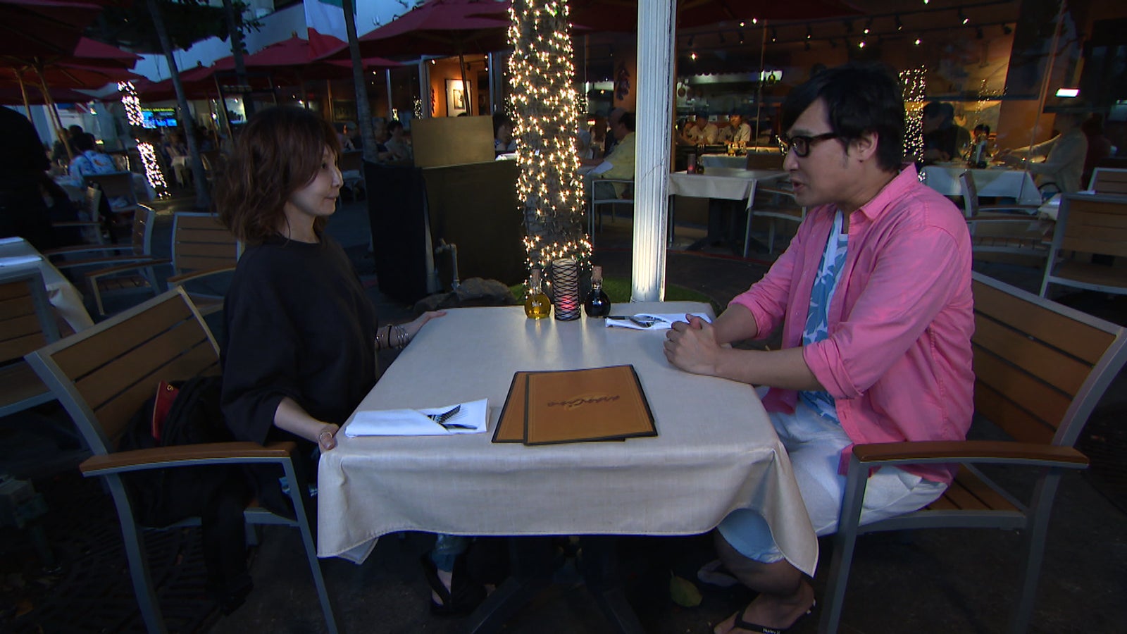 第13話 エビアンと侑哉 クリスマスデートでの食事&プレゼント交換のシーンを再現（C）フジテレビ／イースト・エンタテインメント