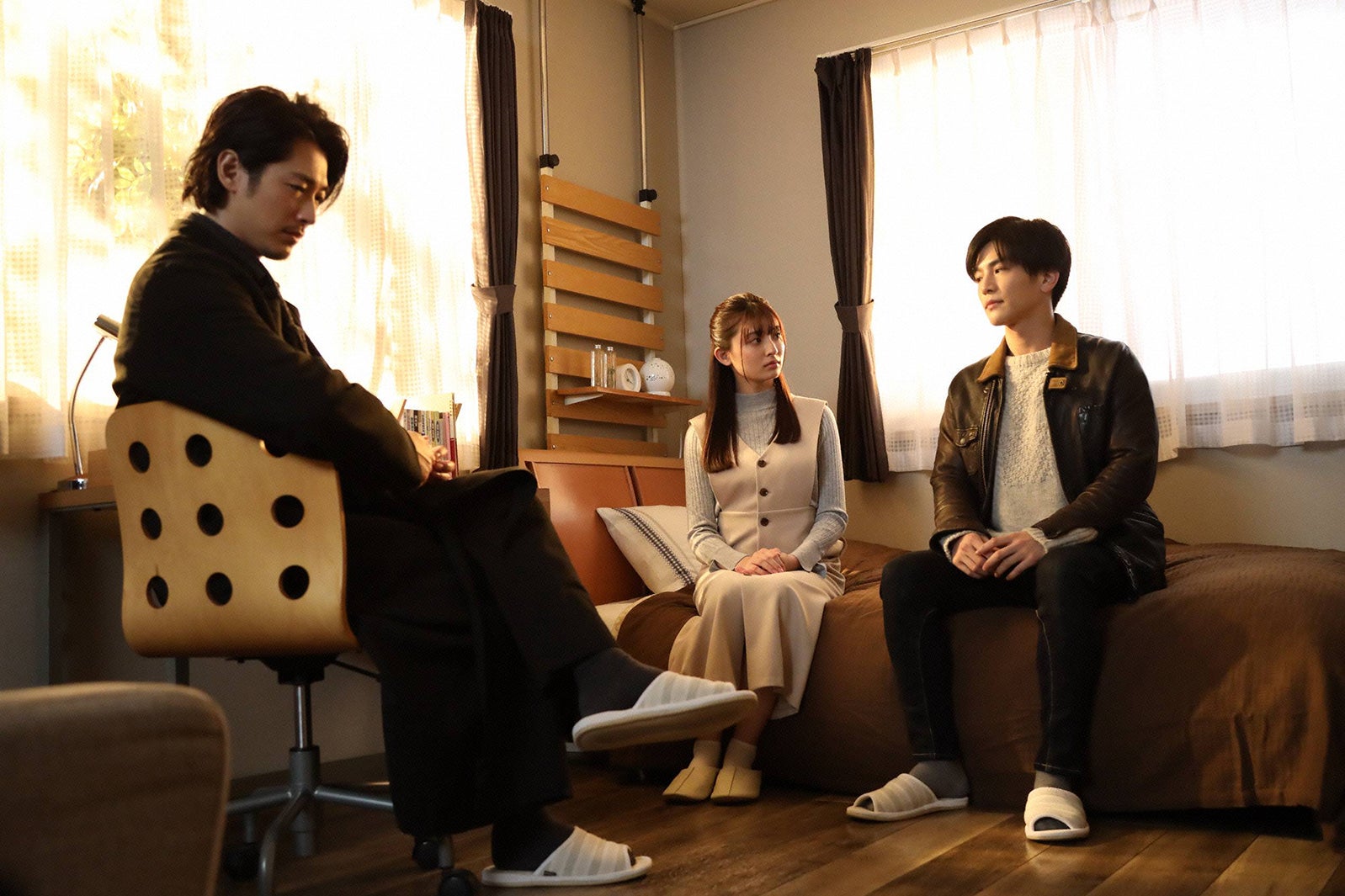 ディーン・フジオカ、吉川愛、岩田剛典／「シャーロック」第6話より（C）フジテレビ