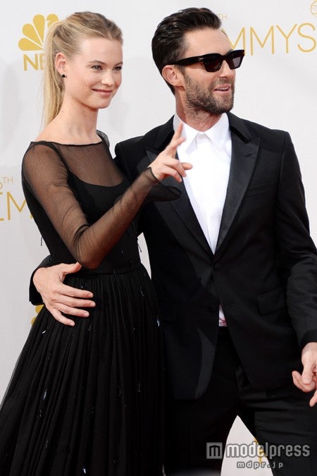 （左から）ベハティ・プリンスルー、アダム・レヴィーン