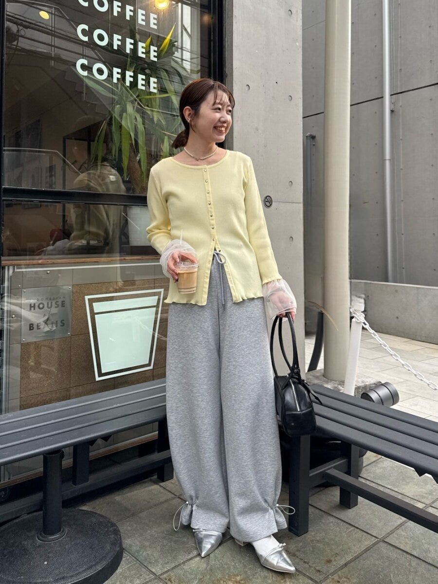 2026春大人女性おすすめグレースウェットパンツイエローカーディガンコーデ