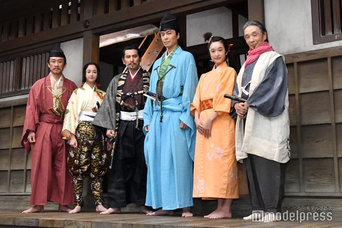 左から/西村まさ彦、沢尻エリカ、本木雅弘、長谷川博己、門脇麦、堺正章 (C)モデルプレス