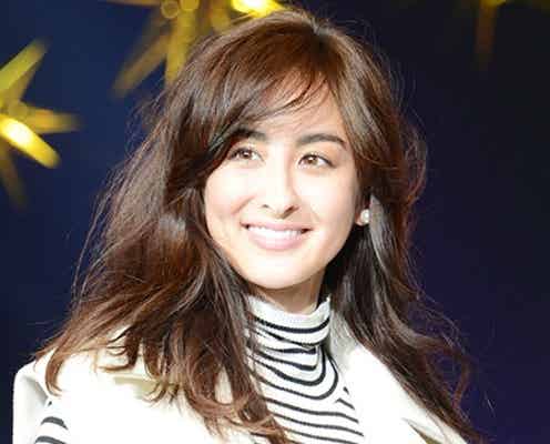 「JJ」モデルオードリー亜谷香、スラリ美脚披露に歓声