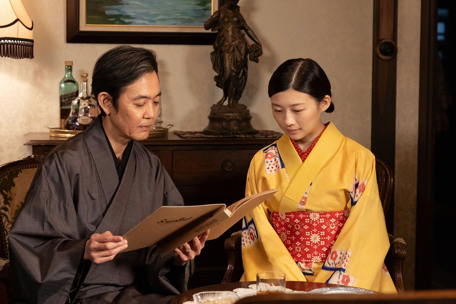 岡部たかし、伊藤沙莉「虎に翼」第7話より（C）NHK