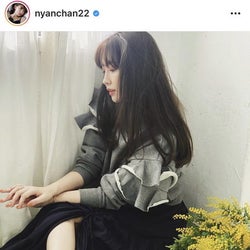 「横顔も綺麗」「みとれちゃいます」小嶋陽菜、色白美脚のぞくアンニュイショットに国内外で称賛の声
