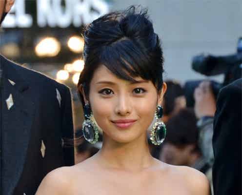 石原さとみ、胸元セクシーに登場!カメラマンからの要望に赤面