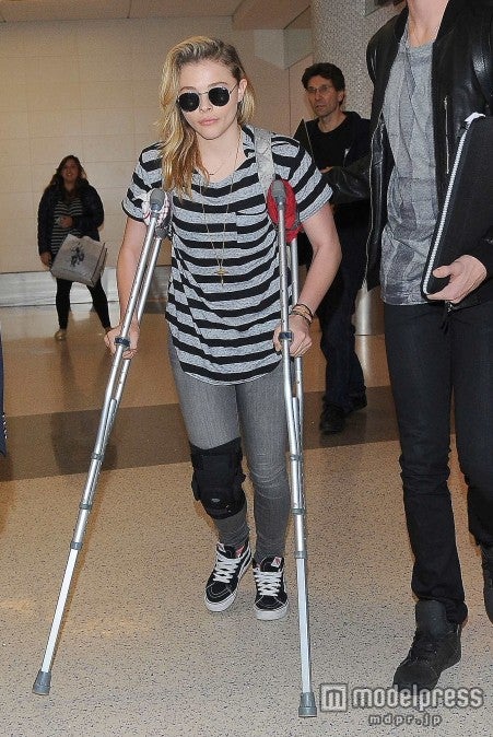 クロエ・グレース・モレッツ、ひざを負傷