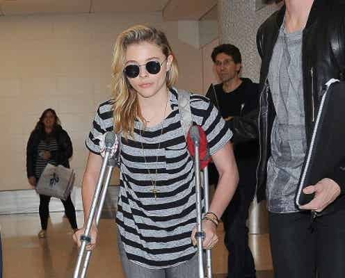 クロエ・グレース・モレッツ、ひざを負傷