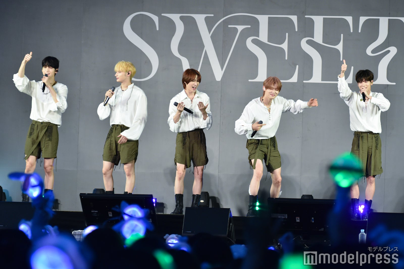 思い思いに喜びを表すTOMORROW X TOGETHER（左から）スビン、ヒュニンカイ、ボムギュ、ヨンジュン、テヒョン（C）モデルプレス