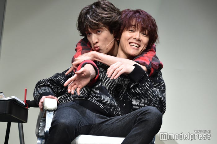 「Beautiful Life」沖島柊二役で室龍太をあすなろ抱きする向井康二/「ムロムカイ」ゲネプロより(C)モデルプレス