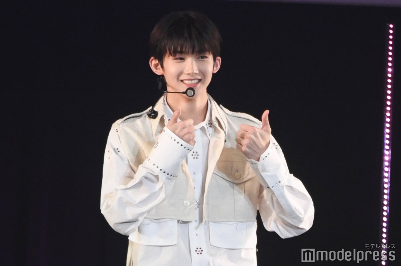 グッドサインを決めるJO（C）モデルプレス