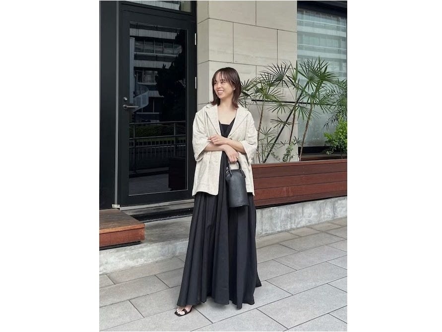 ボリューミーな黒ワンピにベージュのアウターでナチュラルさをプラス　出典：WEAR