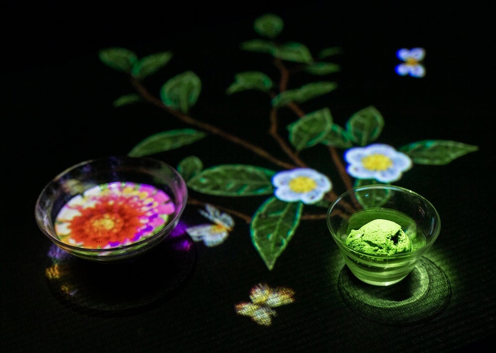 小さきものの中にある無限の宇宙に咲く花々／画像提供：チームラボ